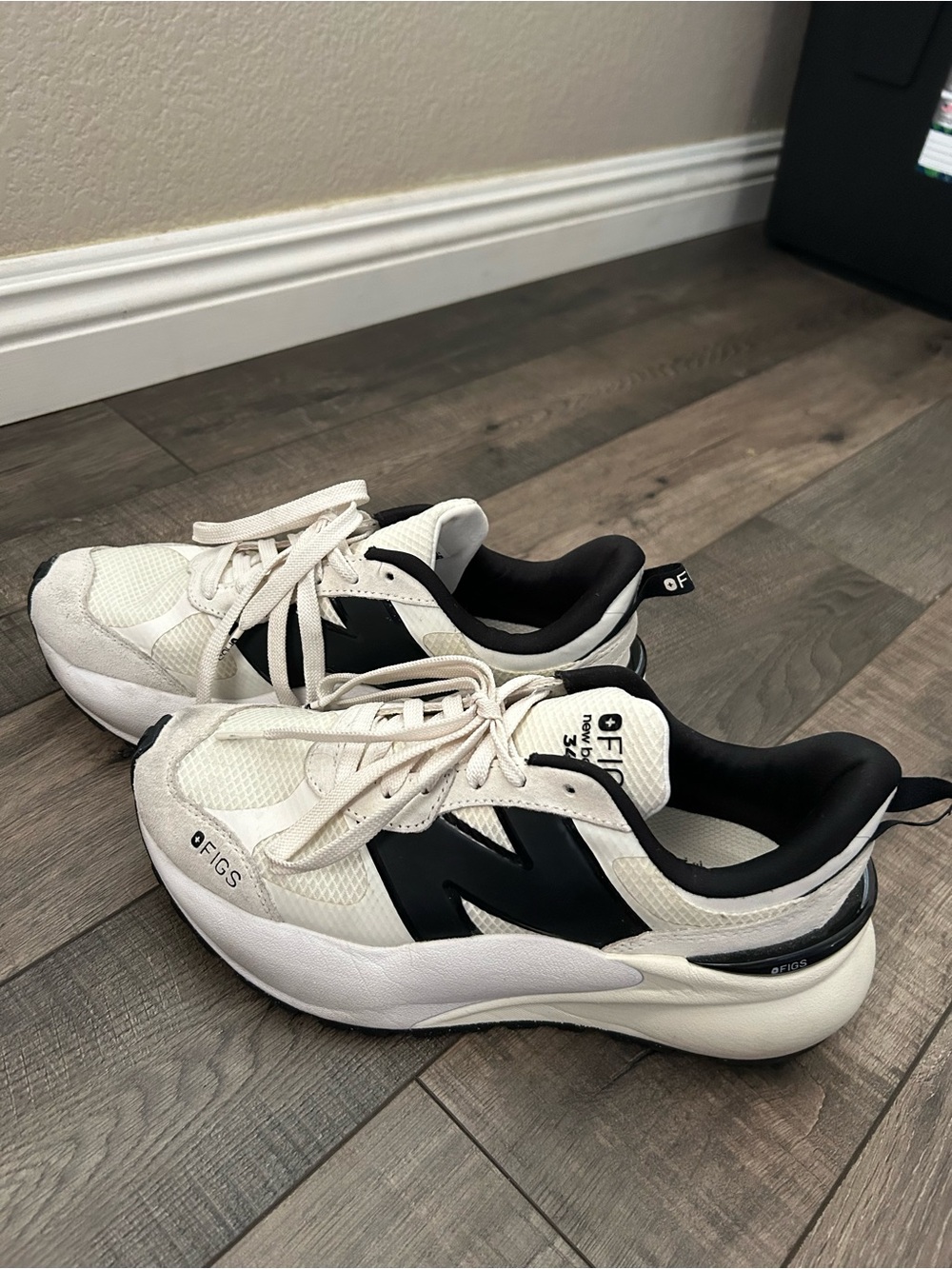 Figs New Balance 3347
